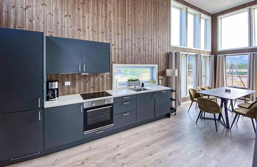 Kviteseid House | Awesome home in Vrådal with lake view