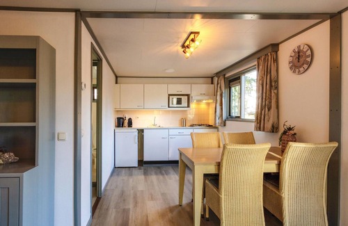 Knikkerdorp House | Awesome home in Well with kitchen