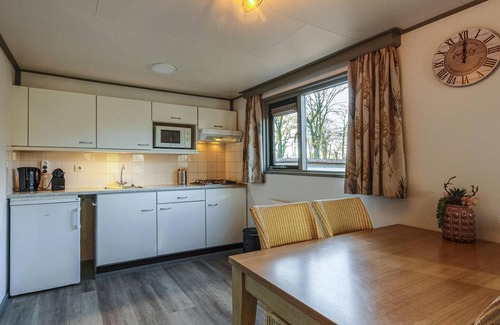 Knikkerdorp House | Awesome home in Well with kitchen