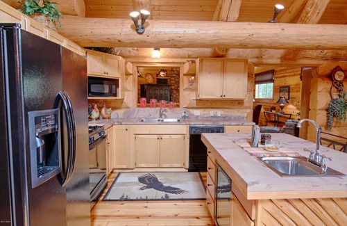 Torreon House | AWESOME LOGHOME: HOT TUB , free WIFI, CHECK IN/OUT 1pm, lovely back in TORREON