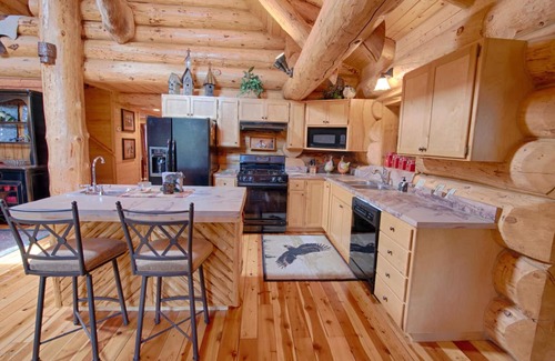 Torreon House | AWESOME LOGHOME: HOT TUB , free WIFI, CHECK IN/OUT 1pm, lovely back in TORREON