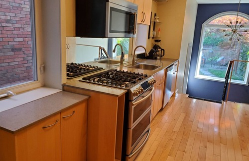 Sherwood Park House | Awesome Midtown House With Hot Tub