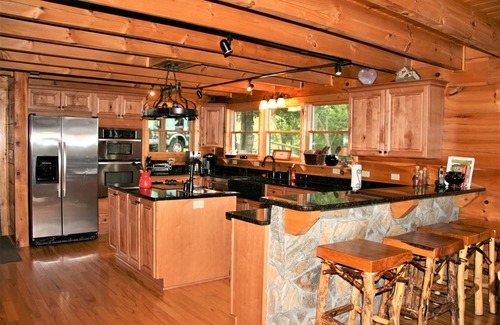 Fleetwood House | AWESOME View 2500 sqft decks 8 person Spa mins to Blue Ridge Pkway & New River
