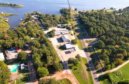 Emory Hotel | Axtons Bass City Lake Front Resort