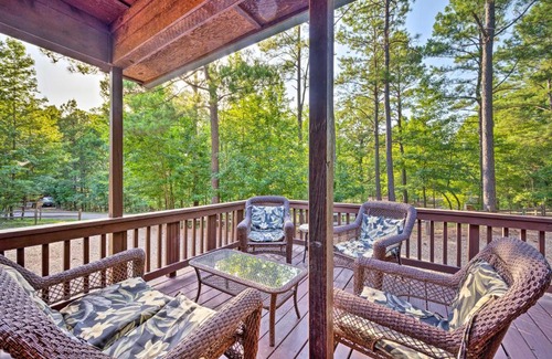 Broken Bow House | Ayatia Cabin with Hot Tub about 5 Mi to Broken Bow Lake!