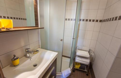 Sarvar Apartment | Azúr Ház Kamilla Apartman