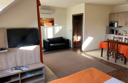 Sarvar Apartment | Azúr Ház Kamilla Apartman