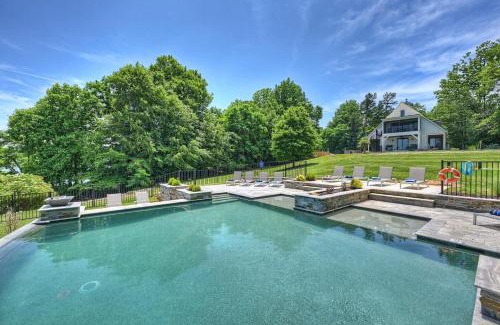 Lake Norman of Catawba House | Azalea Retreat - The Cottage by AvantStay Pool