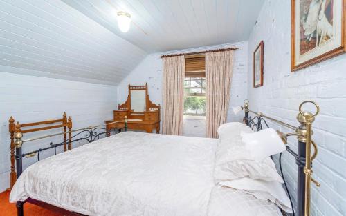 Grafton Apartment | Azile 1875 Heritage Victorian Duplex