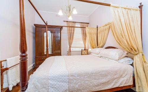 Grafton Apartment | Azile 1875 Heritage Victorian Duplex