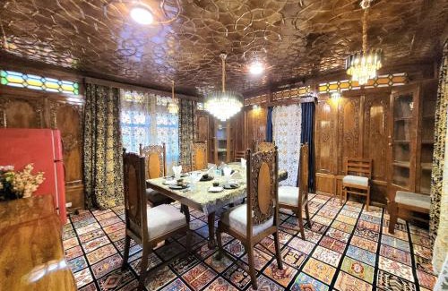 Khattalwada Boat Rental | Aziz Palace Group of Houseboats