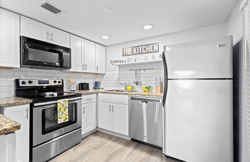 Gulf Gate Estates Apartment | Azure Bliss 2/2, 6 min from Siesta +heated pool