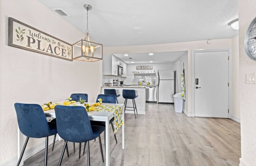 Gulf Gate Estates Apartment | Azure Bliss 2/2, 6 min from Siesta +heated pool