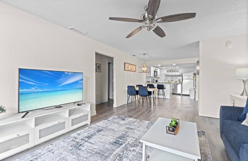 Gulf Gate Estates Apartment | Azure Bliss 2/2, 6 min from Siesta +heated pool