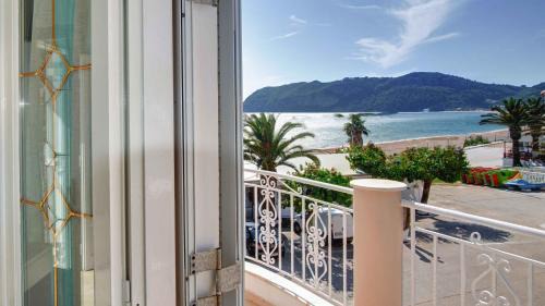 Agios Georgios Pagon Apartment | Azure Mare Studios