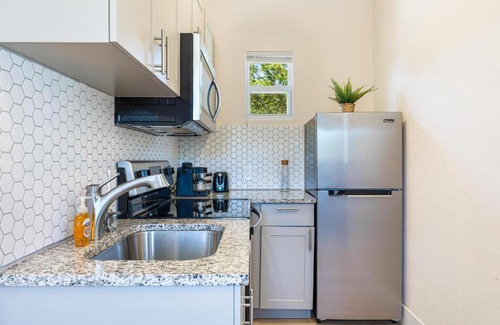 Poinciana Park Apartment | Azure - Mins to Las Olas & Beach