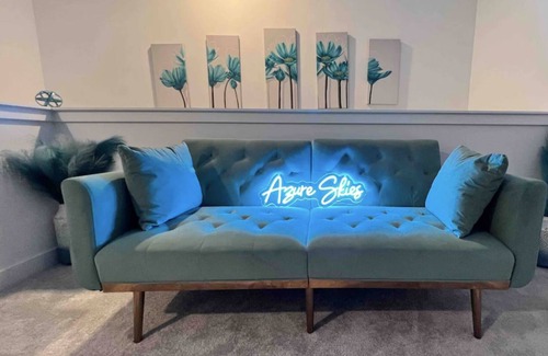 Maxwell House | Azure Skies Modern Abstract Home