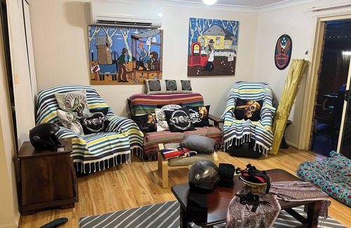 Thuringowa Central House | B & B across road from willows & cannon park and Riverway Naturist CO home