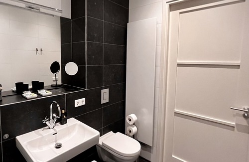 Dordrecht Bed & Breakfast | B&B/Art gallery with terras/garden In the historic center of Dordrecht