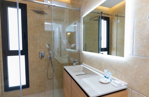 Orikum Hotel | B&B Champagne Vlore Bay