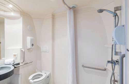 Laval Hotel | B&B HOTEL Laval Ouest