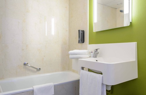 Costieres Hotel | B&B HOTEL Nîmes Ville Active