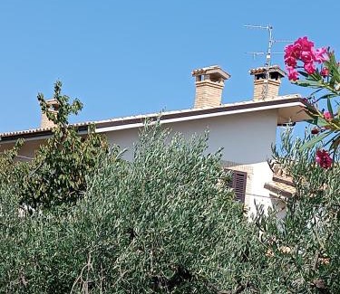 Vasto House | B&B "LE LUCI" SUPER CAMERA IN ATTICO interno 3 rose rosse