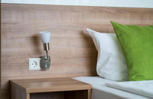 Dettingen an der Erms Bed & Breakfast | B&B Outlet Hotel - Metzingen - Kostenlose Parkplätze - Self Check-In