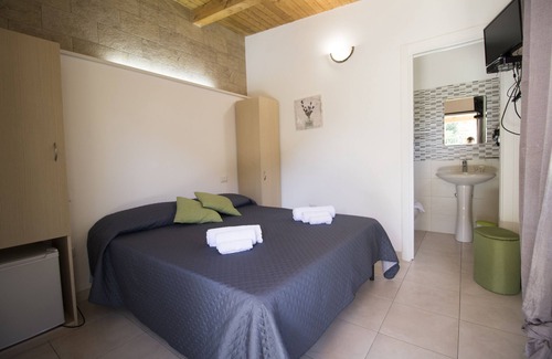 Drapia Bed & Breakfast | B&B room with swimming pool