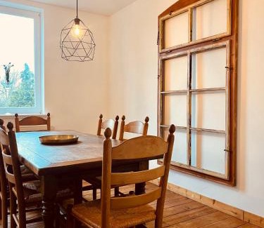 Huenxe Apartment | b e d & a g e d e s i g n -extra large- wunderschöne komplette Wohnung mit viel Platz & 4 Schlafzimmer b e d & a g e d e s i g n -small- wunderschönes Zimmer mit Bad Rechnungserstellung für Geschäftsreisende & Firmen