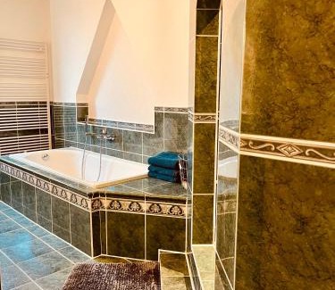 Huenxe Apartment | b e d & a g e d e s i g n -extra large- wunderschöne komplette Wohnung mit viel Platz & 4 Schlafzimmer b e d & a g e d e s i g n -small- wunderschönes Zimmer mit Bad Rechnungserstellung für Geschäftsreisende & Firmen