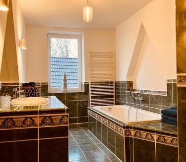 Huenxe Apartment | b e d & a g e d e s i g n -extra large- wunderschöne komplette Wohnung mit viel Platz & 4 Schlafzimmer b e d & a g e d e s i g n -small- wunderschönes Zimmer mit Bad Rechnungserstellung für Geschäftsreisende & Firmen