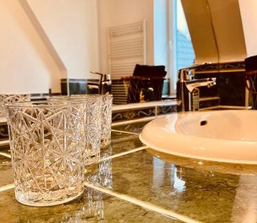 Huenxe Apartment | b e d & a g e d e s i g n -extra large- wunderschöne komplette Wohnung mit viel Platz & 4 Schlafzimmer b e d & a g e d e s i g n -small- wunderschönes Zimmer mit Bad Rechnungserstellung für Geschäftsreisende & Firmen