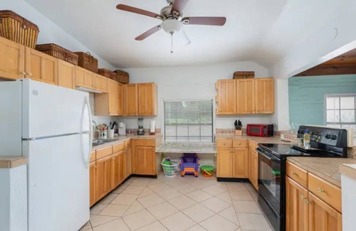 Los Fresnos House | B Relaxing waterfront 3bdrm 2bath countryside home!