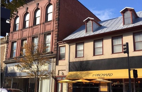 Frederick Apartment | B17 * 2 BR * Wifi * Smart TV * FULL Kitchen * Off-Street Parking * Convenient *