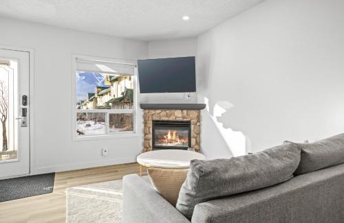 Harvie Heights Apartment | B233 Mountain View 2BD 2BT AC BonFire BBQ Townhome Close to Banff