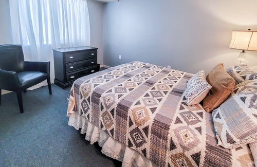 Frederick Apartment | B25 * Comfy 2 BR * WiFi * SmartTV * FULL Kitchen * Parking * Walk Everywhere!