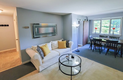 Frederick Apartment | B25 * Comfy 2 BR * WiFi * SmartTV * FULL Kitchen * Parking * Walk Everywhere!