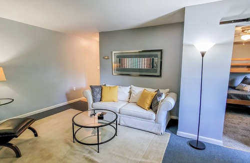 Frederick Apartment | B25 * Comfy 2 BR * WiFi * SmartTV * FULL Kitchen * Parking * Walk Everywhere!