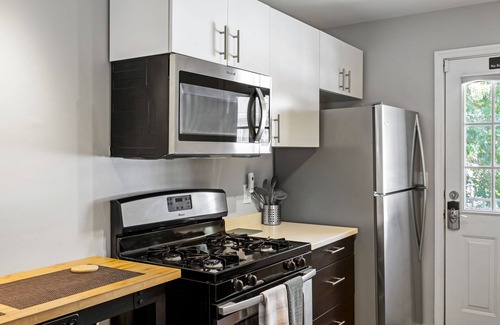 Brookwood Apartment | (B2bA) Quiet Condo, Perfect for Business Professionals
