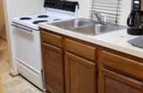 Frederick Apartment | B3 *COMFY *1 BR * WiFi * SmartTV * FULL Kitchen *Parking * Walk Everywhere!