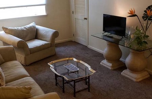 Frederick Apartment | B3 *COMFY *1 BR * WiFi * SmartTV * FULL Kitchen *Parking * Walk Everywhere!