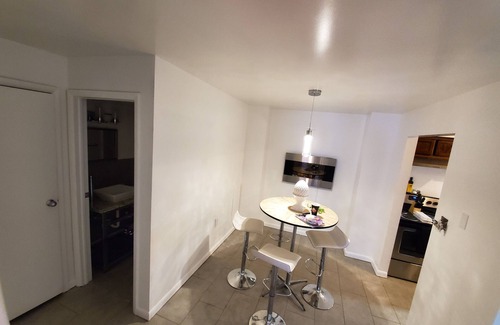 Frederick Apartment | B7 * Modern * Convenient * 1 BR * WiFi * Smart TV * Kitchen * Free Parking*