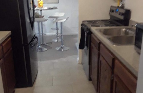 Frederick Apartment | B7 * Modern * Convenient * 1 BR * WiFi * Smart TV * Kitchen * Free Parking*