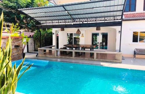 Hin Lek Fai House | Baan Big Family Pool Villa