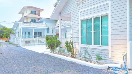 Khao Takiab House | Baan Casita With Private Seaside Cottage