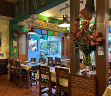Bang Rak Bed & Breakfast | Baan Glang Soi Restaurant & Guesthouse