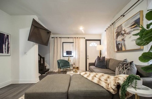 Melrose Park House | Baby Blu 6-Bed | Sleeps 14 | 15 min Chicago/O'hare