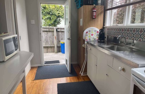 Two Mile Bay House | Bach 70 Summary: Brin