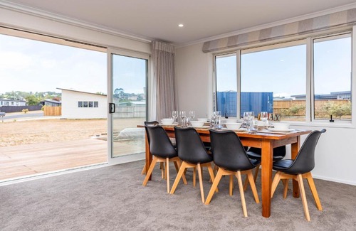 Mangawhai Heads House | Bach near the Beach - Mangawhai Heads Holiday Home